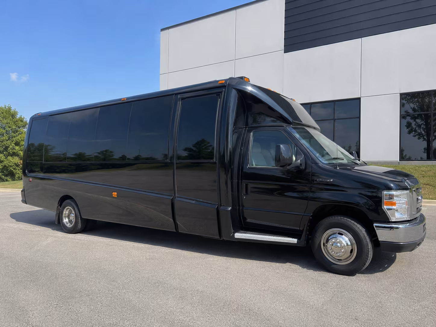 Thousand Oaks Birthday, Sweet 16, & Quinceañera Party Bus Rentals